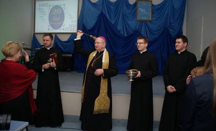 Sale nowej siedziby gimnazjum przy ulicy Wesołej w Kielcach poświęcił biskup Kazimierz Ryczan.