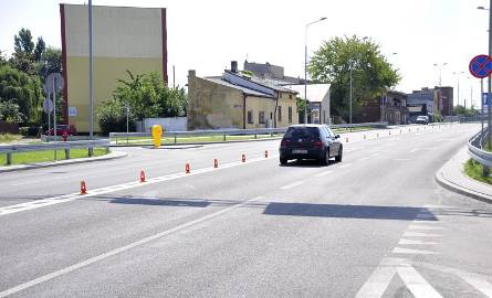 Przez nową ulicę mieszkańcy muszą jeździć naokoło do domów, bo z ulicy Młodzianowskiej nie skręcą już w lewo w Chałubińskiego.