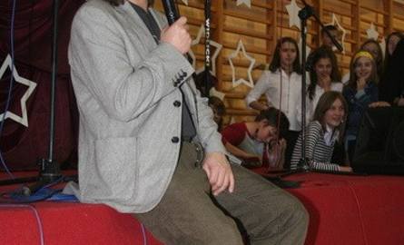 Po konkursie „Piasek” odpowiadał na trudne pytania uczniów. Zdradził między innymi kiedy nauczył się śpiewać.