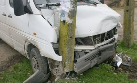 Mercedes zjechał z drogi i uderzył w słup energetyczny (zdjęcia)