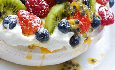 Pavlova to jeden z najbardziej znanych deserów na świecie. Z owocami smakuje wyśmienicie.