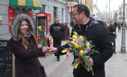 Panowie wręczali kwiaty. Przykład dał szef Sojuszu Lewicy Demokratycznej w Świętokrzyskim Andrzej Szejna.
