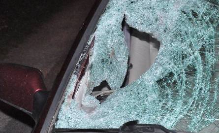 Wypadek w w Wielogórze koło Radomia: uszkodzony samochód, który potrącił pieszego.