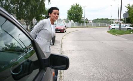 Żeby bezpiecznie przejść przez ulice trzeba się mocno wychylić – mówi Nina Kasprzyk, jedna z matek. – A dzieci są o wiele niższe i zza samochodów niewiele