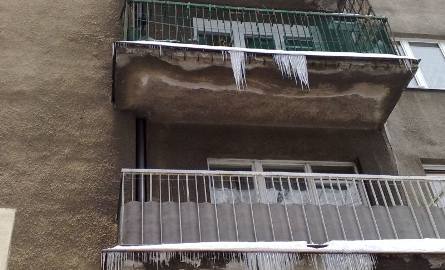 Sople na balkonach bloku przy Grochowej