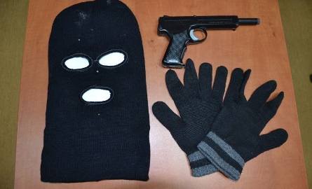 Policjanci znaleźli rękawiczki, kominiarkę i atrapę broni.