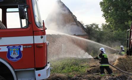 Strażacy 9 godzin walczyli z żywiołem. Spłonęła największa stodoła we wsi