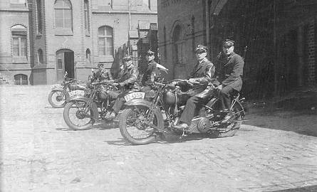 Na dziedzińcu Poczty Głównej mieściła się baza transportowa. Na motocyklu, w skórze, siedzi Franciszek Kowalski.