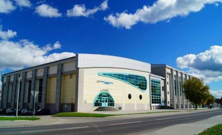 Powiatowe Centrum Sportowe w Staszowie. Tutaj popływamy na basenie, skorzystamy z jaccuzi, sauny, salonu odnowy, ścianki wspinaczkowej i hali sportowej.