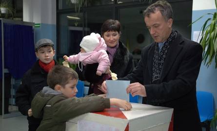 Prezydent Janusz Kotowski, razem z rodziną, głosował w lokalu w SP nr 10 na osiedlu Centrum