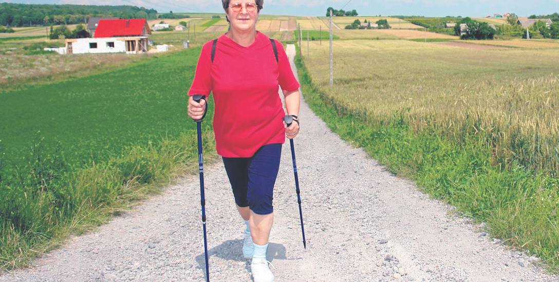 Świetnym rozwiązaniem dla seniorów może być nordic walking. Ważne jednak, żeby opanować właściwą technikę maszerowania. Wbrew pozorom nordic walking