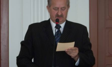 Stanisław Budzyński, przewodniczący Rady Powiatu Wlocławskiego, składa ślubowanie