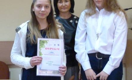 Pierwsze miejsce w kategorii szkół ponadpodstawowych zdobyły Klaudia Pinda i Zuzanna Pabian z Kluby 4 H Mięta Kielce – Białogon. Na zdjęciu z liderką