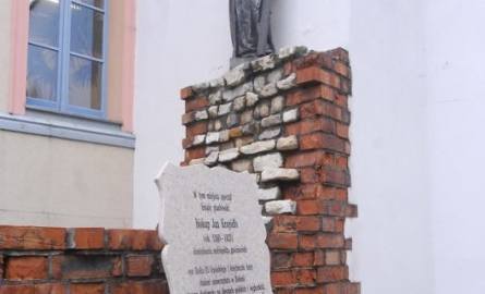 Na Wzgórzu Uniwersyteckim przy kaplicy św. Wojciecha w Opolu został pochowany opolski książę i biskup Jan Kropidło.