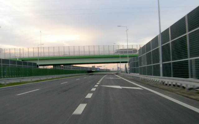 Porzucony lexus na autostradzie A4 koło Tarnowa, wrak budzi niepotrzebne interwencje u służb