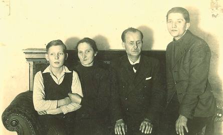 W albumie pana Olafa jest wiele cennych, rodzinnych fotografii. Na zdjęciu (od lewej): Olaf, mama Władysława, tata Szczepan, brat Arkady.