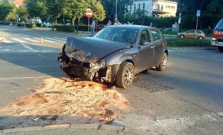 Wypadek koło ronda w centrum Głogowa. Bus pełen ludzi przewrócił się na bok