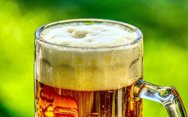 Czy jedno piwo dziennie szkodzi? Sprawdź, co dzieje się z twoim organizmem, gdy pijesz alkohol