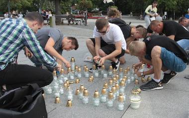 Radomska Młodzież Wszechpolska upamiętniła w „ciszy” poległych w Powstaniu Warszawskim.