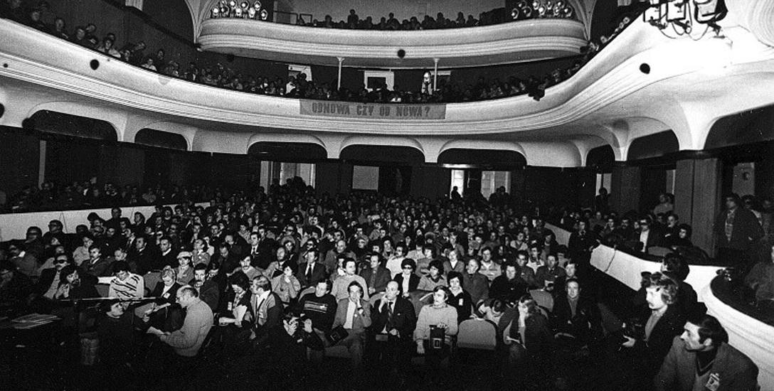 Spotkanie członków NSZZ &quot;Solidarność&quot; z przedstawicielami władz w Teatrze Cypriana Kamila Norwida w Jeleniej Górze, 1 grudnia 1980