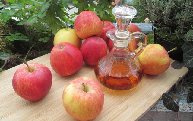 Przepis ocet jabłkowy własnej roboty jest bardzo prosty, ale jego przygotowanie wymaga cierpliwości.