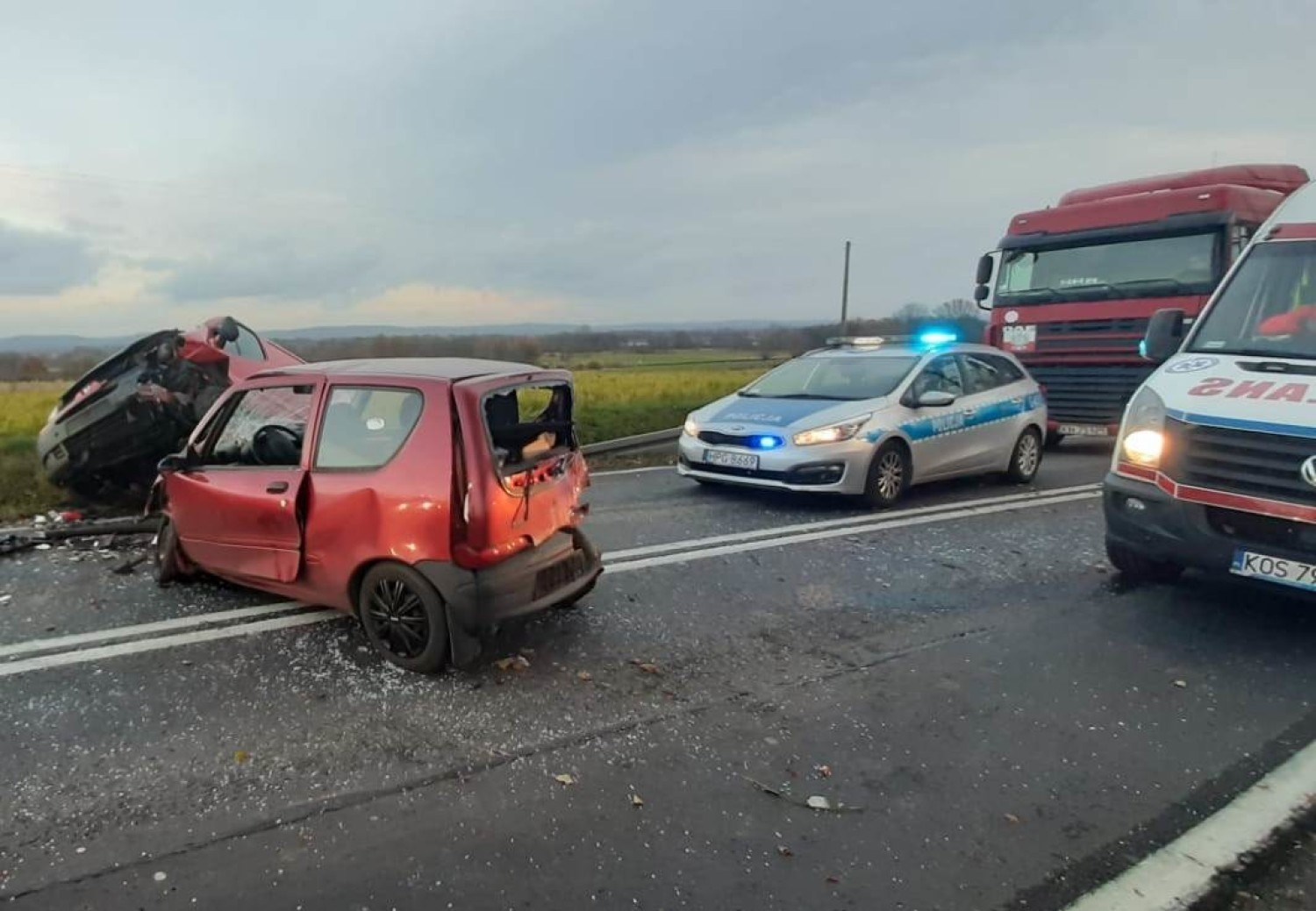 Wypadek dwóch aut i autobusu na DK 44 w Przeciszowie. Są