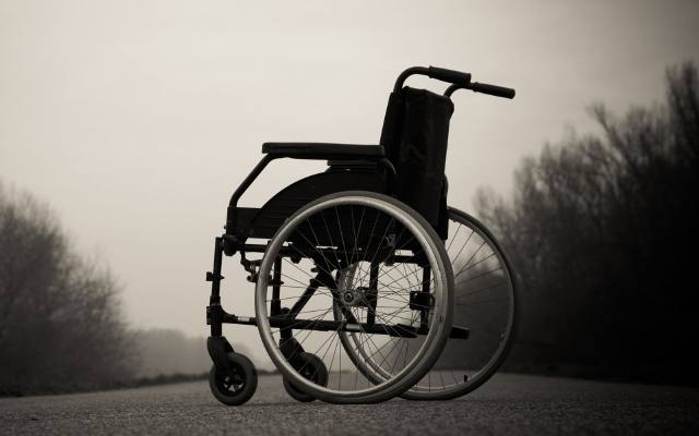 Nastolatkowie ukradli wózek inwalidzki. Chcieli sobie nim pojeździć dla zabawy