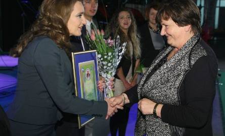 Halinie Wojtas właścicielka gospodarstwa agroturystycznego Wojtasówka dyplom odebrała z rąk posłanki Marzeny Okły – Drewnowicz.