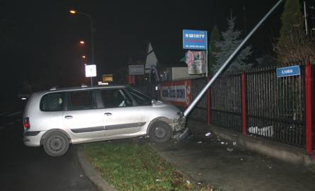 Na ulicy Podwalnej w Radomiu kierowca renault uderzył w słup oświetleniowy.