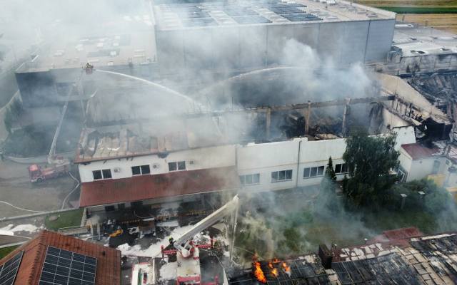 Wielki pożar w zakładach firmy Aksam w Malcu trwał 11 godzin. Spłonęły dwie hale. W nocy znów pojawił się ogień
