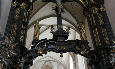 Tak zwana tęcza w skalbmierskim kościele i widoczny między aniołkami portret trumienny. Nie wiadomo kim był ten szlachcic, dlaczego jego wizerunek umieszczono