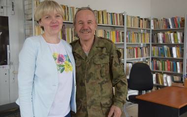Jeden z najaktywniejszych czytelników Jerzy Piskrzyński z bibliotekarką Anną Dąbrową.