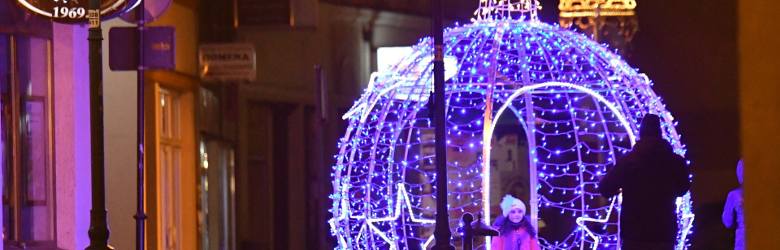 W Żarach tłumy spacerowiczów podziwiają iluminacje świąteczne