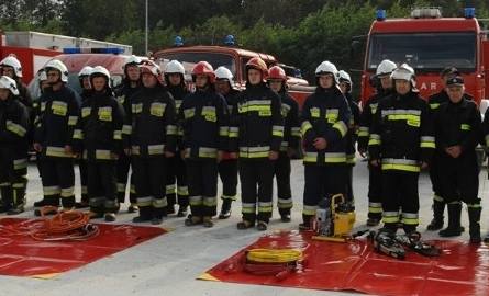 Ratownicy z Ochotniczych Straży Pożarnych w Baćkowicach i Kamieńcu ,gmina Iwaniska stoją przed podarowanym im sprzętem.