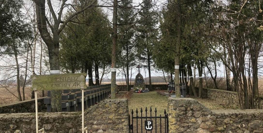 Wojskowy cmentarz w Surkontach to miejsce, gdzie pochówek znalazło 35 żołnierzy Armii Krajowej i ich dowódca podpułkownik Maciej Kalenkiewicz „Kotwi