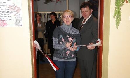 Uroczystego otwarcia dokonał burmistrz Daleszyc Wojciech Furmanek wraz z nauczycielką języka angielskiego Anną Fijałkowską-Węgrzyn, a potem...wziął udział