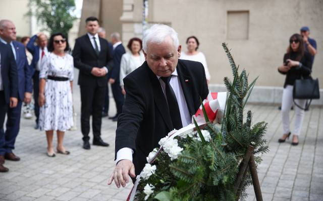 Kraków. Jarosław Kaczyński pojawił się na Wawelu. Odwiedzi także biuro PiS na Retoryka. W tle problemy w małopolskim sejmiku