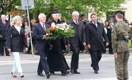 Kwiaty pod pomnikiem Tadeusza Kościuszki na rynku składa delegacja w skład której wchodzi od lewej: Lucyna Kozoduj wiceprzewodnicząca Rady Powiatu w