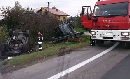 Wypadek w Gołębiowie. Auto z lawetą w rowie 