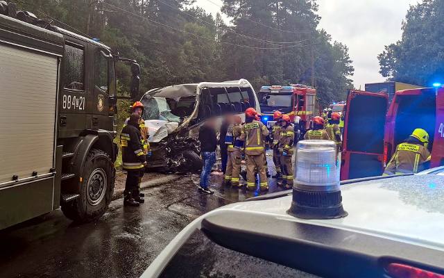 Wypadek w powiecie drawskim. Autobus przewożący dzieci zderzył się z ciężarówką. 18 osób poszkodowanych [ZDJĘCIA, NOWE FAKTY]