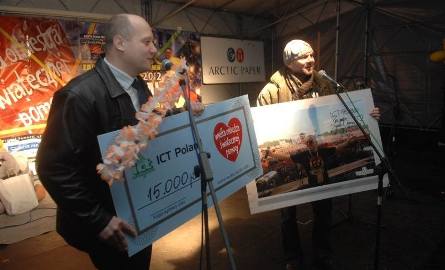 Firma ICT Poland wręcza czek na 15 tys. złotych. To zapłata za wielkie zdjęcie Jurka Owsiaka, zrobione w czasie Przystanku Woodstock.