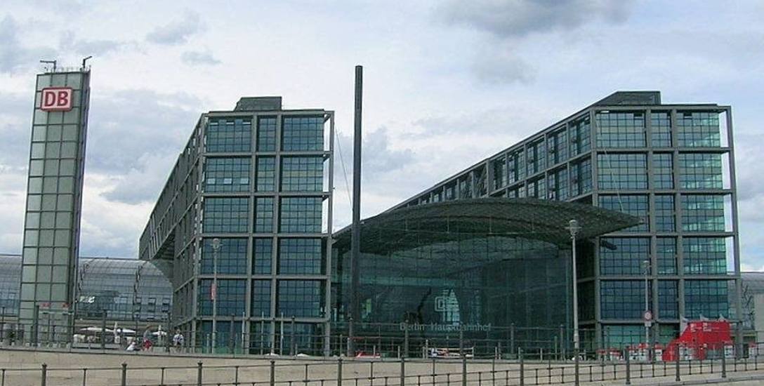 Dworzec Berlin Hauptbahnhof jest bardzo korzystnie położony. Do Bramy Brandenburskiej dojdziemy w 18 minut