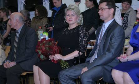 Wychowawczyni klasy Alicja Szymonik otrzymała od uczniów bukiet kwiatów.