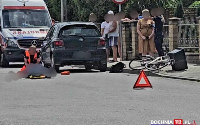 Potrącenie rowerzysty w Bochni. Kierowca jednośladu został zabrany do szpitala