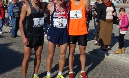 Najlepsi biegacze chwilę po zakończeniu biegu. Od lewej: Dmytro Didovodik (drugie miejsce), Artem Kazban (pierwsze miejsce) i Pavlo Weretki (trzecie