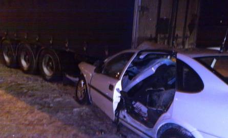 Straszny wypadek na śliskiej drodze! Opel wbił się pod naczepę Tira (zobacz zdjęcia czytelnika)
