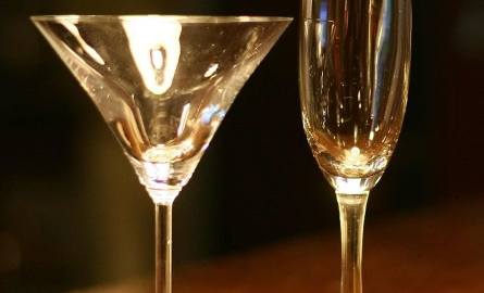 Kieliszek do szampana (z prawej) i kieliszek do koktajli.