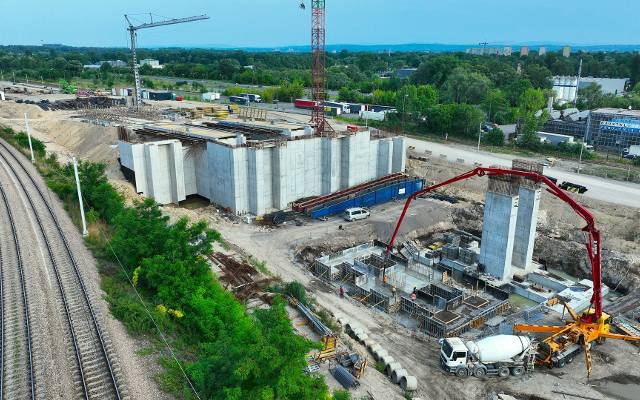 Budowa węzła Mistrzejowice. Ogromna, betonowa konstrukcja to ważny element estakady, która będzie przechodziła ponad torami kolejowymi