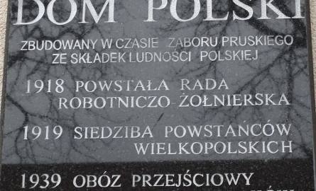 Tablica na byłym Domu Polskim w Szubinie upamiętnia wysiedlonych  mieszkańców powiatu.