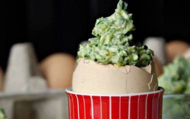 Jajka faszerowane na zielono.